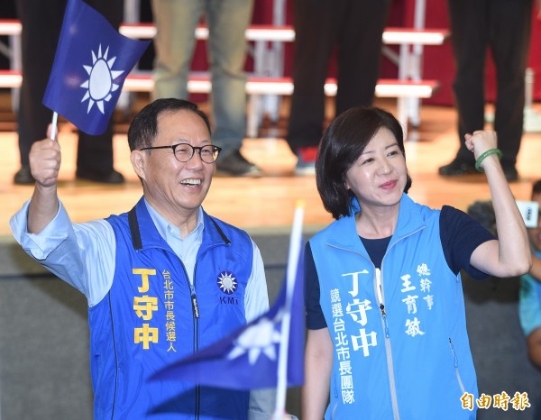 國民黨台北市長參選人丁守中（左）27日出席台北市黨部舉辦全市提名里長參選人團結造勢大會，接受全場高呼當選口號。（記者廖振輝攝）