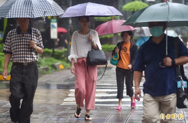 氣象局清晨已針對台北、新北、基隆發布大雨特報。（資料照）