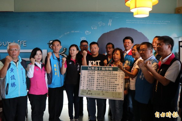 國民黨台南市長參選人、市議員參選人今聯合簽署反賄選、反黑金、清廉參選10點聲明。（記者萬于甄攝）