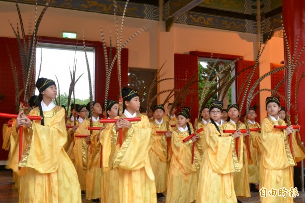 市府舉行祭孔典禮，由東門國小學生擔任佾生，表演佾舞。（記者謝武雄攝）