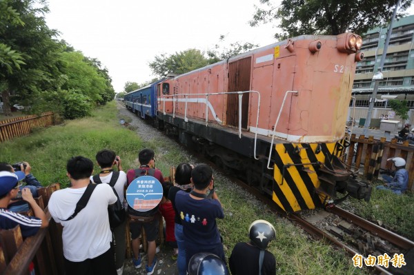 上百位鐵道迷與民眾在沿路各個平交道以相機記錄這歷史的一刻。（記者張忠義攝）