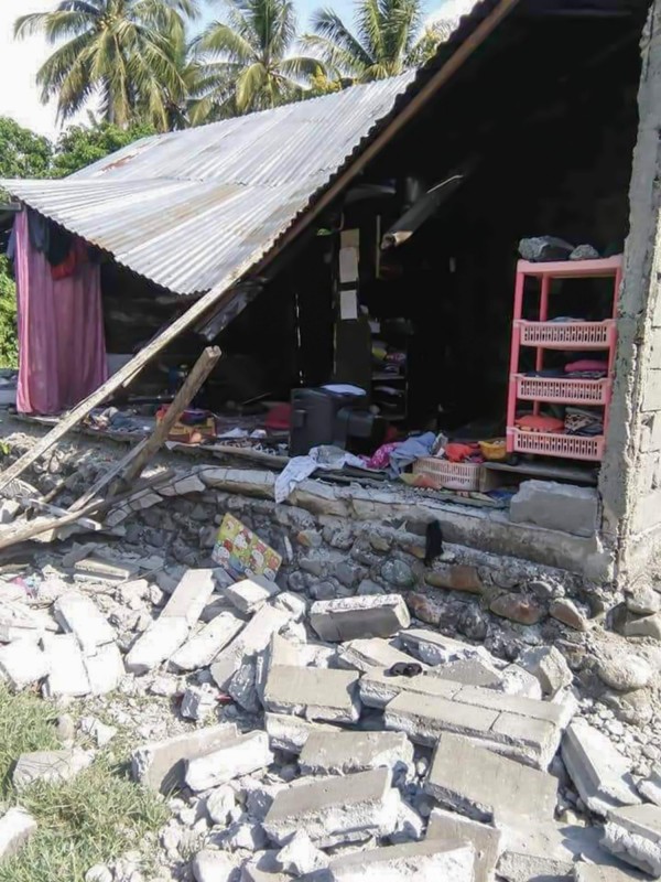 印尼稍早的地震已造成部分房屋倒塌，以及傳出至少1死10傷災情。（法新社）
