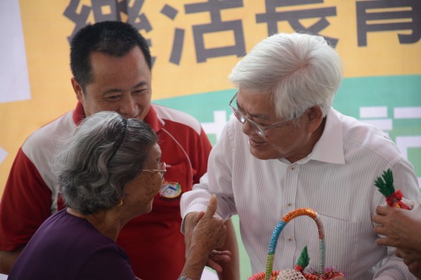 雲林縣長李進勇端老人福利政策，長照服務要升級。（記者詹士弘翻攝）