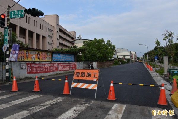 屏東市民學路從屏榮高中校門口開始管制通行。（記者葉永騫攝）