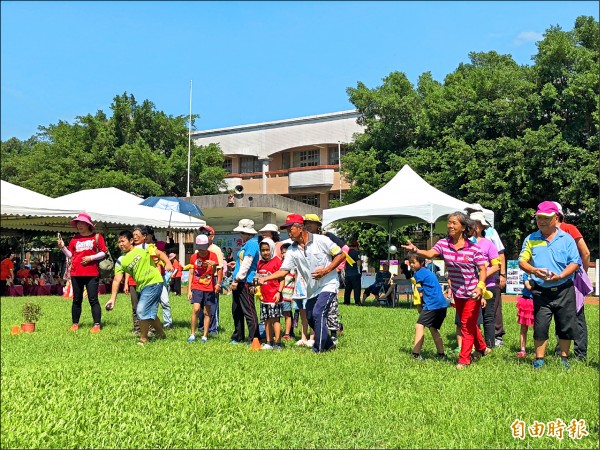 老幼合力挑戰法式滾球。
（記者羅欣貞攝）