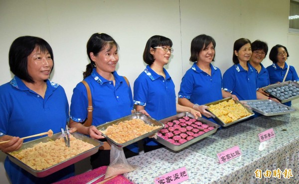 南投縣客家會館今日揭牌啟用後，縣府文化局準備板圓、紅粄等客家特色茶點，供與會賓客品嚐。（記者謝介裕攝）