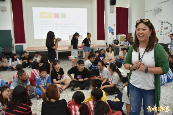 台灣科技大學數位所教授翁楊絲茜（右）表示，透過遠距教學，能讓大學生一對一跟關山國中小的孩童交流互動，讓偏鄉孩子難得體驗與外國人學習英文、建立友誼等。（記者吳柏軒攝）