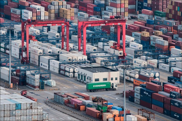 美中貿易戰加深中國出口困境。（美聯社檔案照）