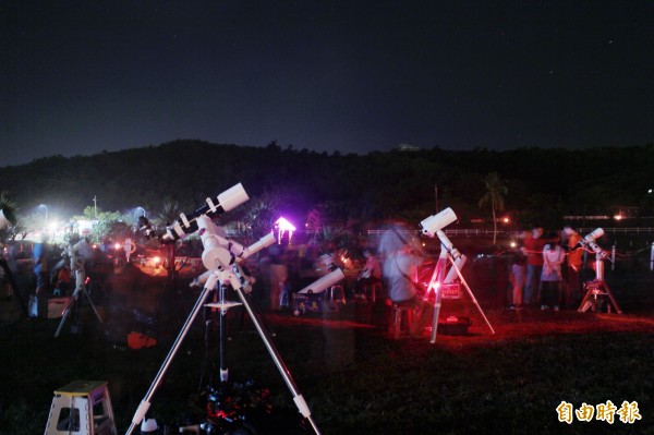 星空吶喊活動，吸引學童走出戶外。（記者蔡宗憲攝）