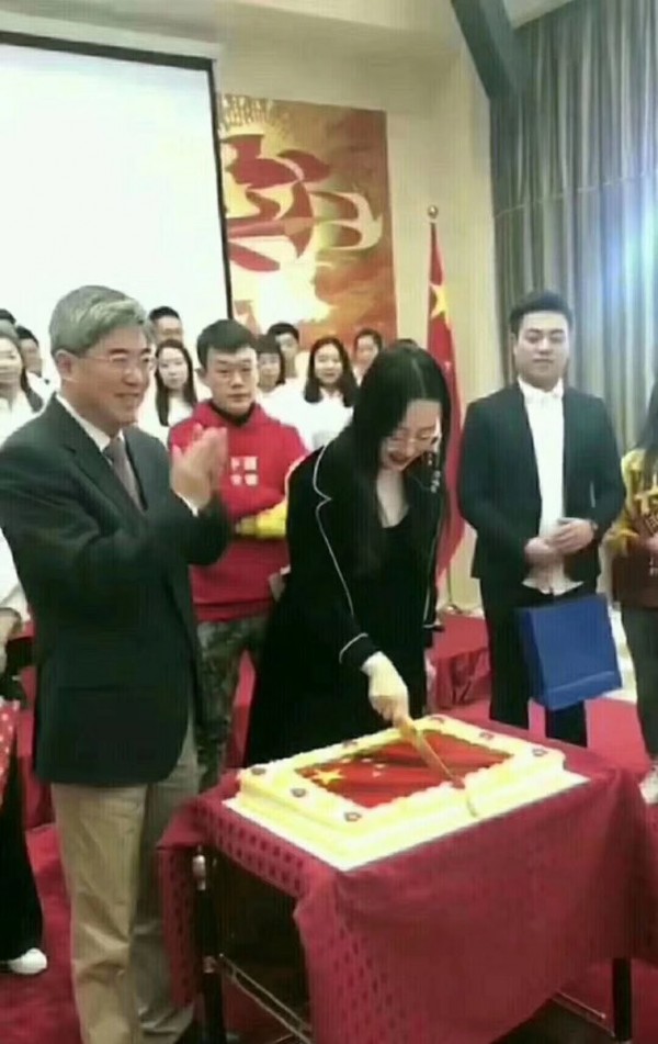 中國保加利亞使館舉行招待會時，有位女子手持利刃切開印有五星紅旗圖案的蛋糕。（圖擷自推特）
