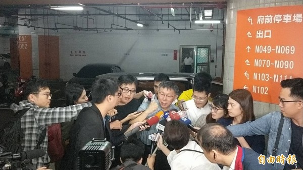 台北市長柯文哲今未安排受訪行程，面對大批媒體追問，僅苦笑問一旁幕僚：「我有沒有拒絕被採訪的權利？」（記者沈佩瑤攝）