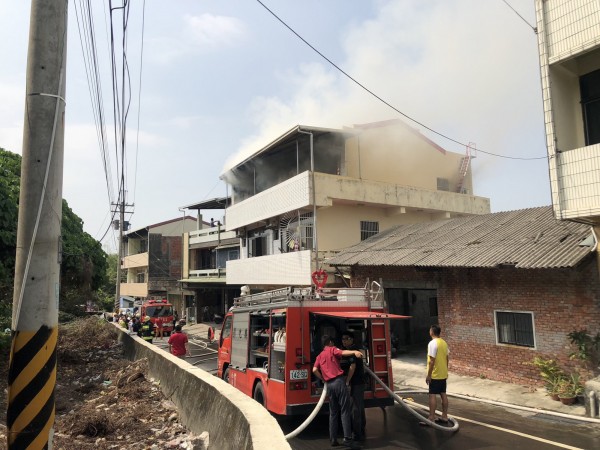 消防隊不到30分内撲滅火勢，清理火場卻赫見屋主女兒燒死房間内。（彰化縣消防局提供）