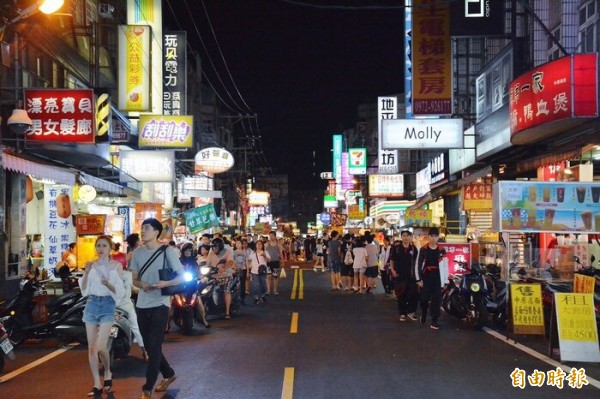 中原商圈是中壢在地知名商標，入夜後人聲鼎沸。（記者李容萍攝）