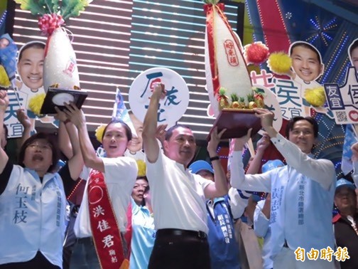 洪佳君致詞時，表示自己和丈夫黃志雄（右）都很重視家庭價值，希望民眾共同支持愛家公投。（記者陳心瑜攝）