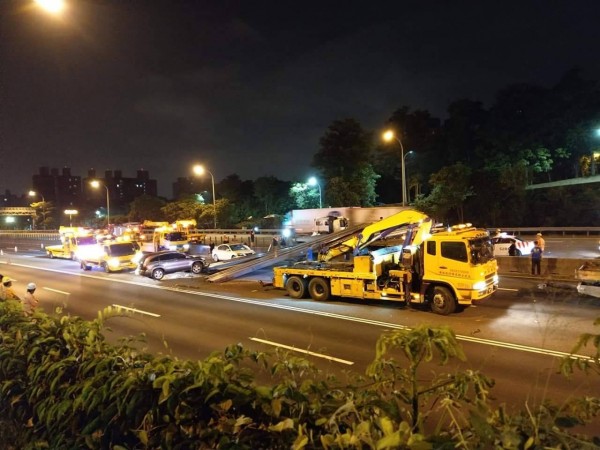 一輛拖板車載運鋼樑撞擊護欄，造成後方小貨車煞車不及，撞上事故車頭，拖板車上的鋼樑甩至北上車道，波及另2小客車。（圖取自爆料公社）