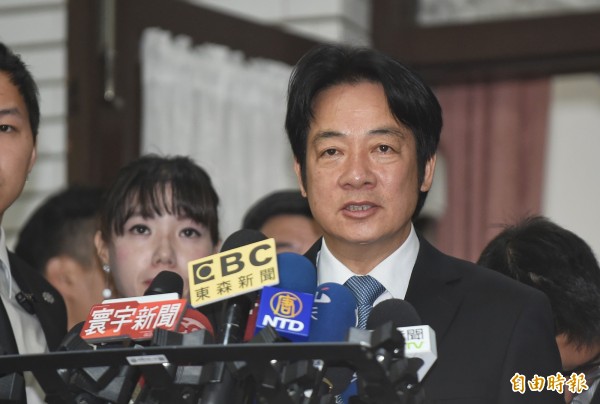 行政院長賴清德抵達立法院，並針對時事議題受訪。（記者劉信德攝）