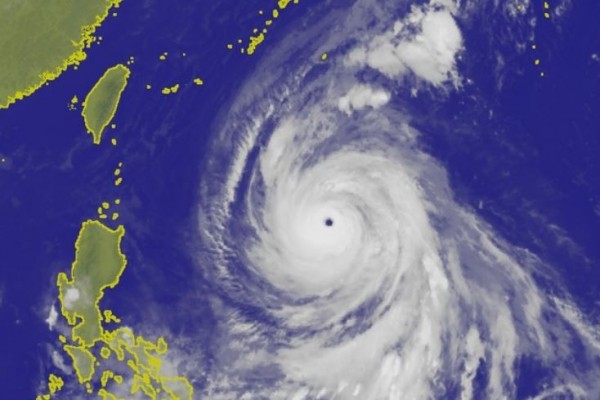 氣象專家吳聖宇表示，康芮颱風強度已經達到顛峰，預估今（2日）晚之後強度將逐漸減弱，靠近台灣時為中度颱風等級。（圖擷取自中央氣象局）