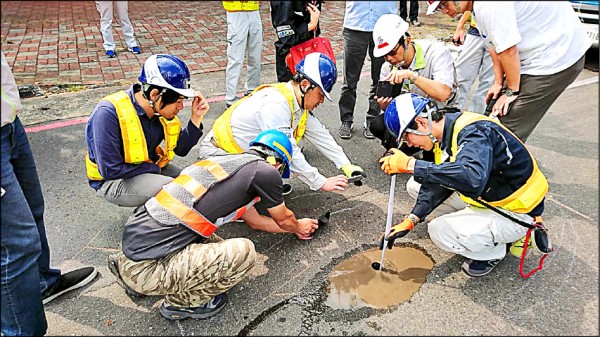 日方技術團隊鑽探，發現隱藏式坑洞。（記者葛祐豪翻攝）