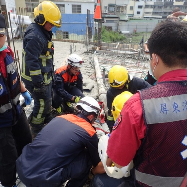 2名工人在2樓進行水泥灌漿作業時，遭水泥輸送管及機械臂壓成重傷，兩人不治。（記者李立法翻攝）