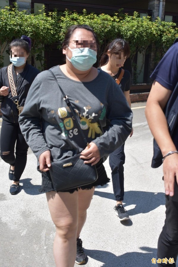 疑受虐死亡的女童之母，委託姪女參與解剖，她離去前交代殯葬人員「把她（女童）的衣服穿好」。（記者張瑞楨攝）