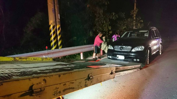 歷時3小時拖吊車才抵達。（記者李容萍翻攝）