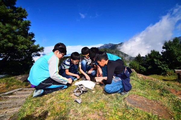 土庫、鯤鯓國小兩校共35位師生前往塔塔加進行山野教育，學童學習架設紅外線自動相機，在海拔2845公尺高山日夜觀察生態，體驗台灣山林之美，一點也不喊累。（土庫國小提供）