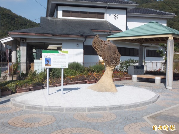 野柳地質公園致贈日本美彌市複刻版女王頭，美彌市將女王頭放在秋芳洞地質公園入口處外面，讓各國遊客都能看見。（記者俞肇福攝）