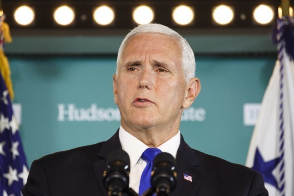 美國副總統彭斯（Mike Pence）4日大力砲轟中國，不僅指責中國介入美國11月的期中選舉和在南海的軍事行動，更批評中國對台灣的外交打壓。（彭博）