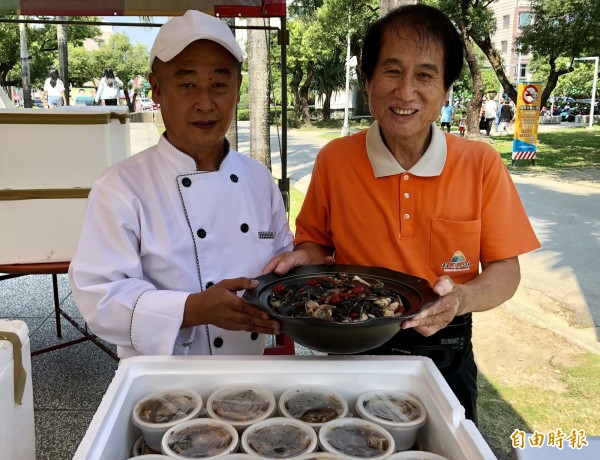 台灣甲魚養殖協會今天準備500份甲魚料理免費吃。（記者羅欣貞攝）