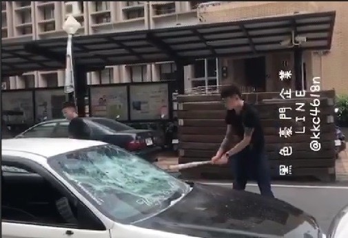 行車糾紛變成砸車風波，2名黑衣男持球棒當街砸車4分多鐘。（取自臉書黑色豪門企業）