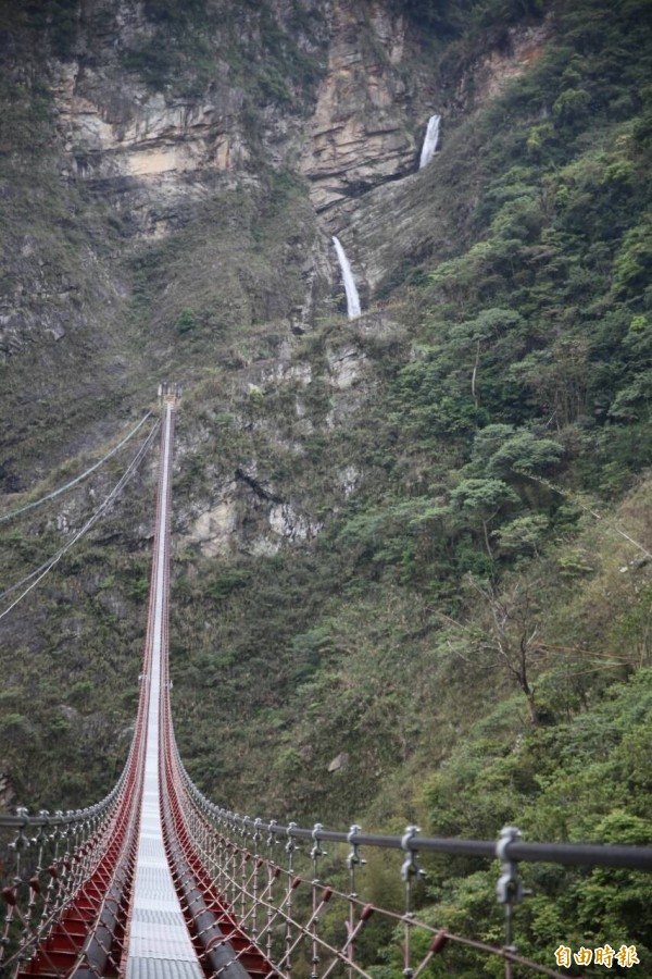 信義鄉雙龍瀑布水管吊橋，兩岸落差極大，陡峭橋形被相中拍攝特技廣告。（記者劉濱銓攝）