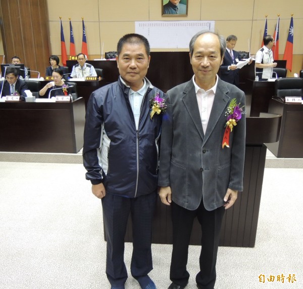 苗栗縣議會議長、副議長補選,副議長陳明朝(右)扶正,鍾東錦當選副議長。(記者張勳騰攝) 苗栗縣議會議長、副議長補選,副議長陳明朝(右)扶正,鍾東錦當選副議長。(記者張勳騰攝)