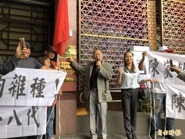 再生受刑人服務中心社長董念台（按鈴者），今率眾到台北地檢署「自首」。（記者錢利忠攝）