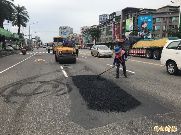 中山路在8月豪雨曾多處坑洞並緊急修補，高市府於5日進行改善工程。（記者洪臣宏攝）