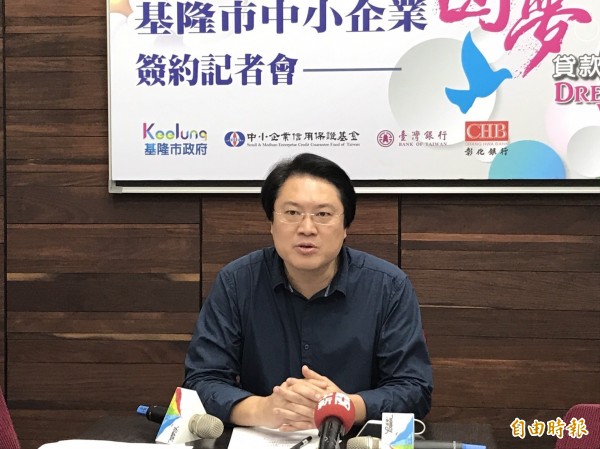 基隆市長林右昌在市務會議受訪表示，每個人、產業都要用電，要付出的環境成本，國人可以接受到什麼程度，大家可以去討論、凝聚共識，以獲取最大的國家利益。（記者林欣漢攝）