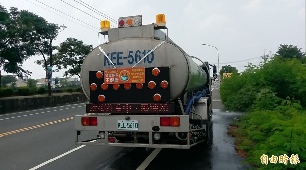 環保局增加洗街能量，增進空氣品質。（記者邱灝唐攝）