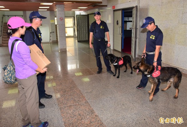 保三總隊警犬隊出動偵爆犬到雙十晚會現場維安。（記者張議晨攝）