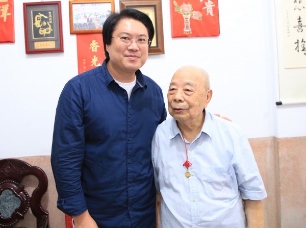 基隆市長林右昌（左）拜訪103歲人瑞徐裕堂（右），徐裕堂也大方分享養生之道。（記者俞肇福翻攝）