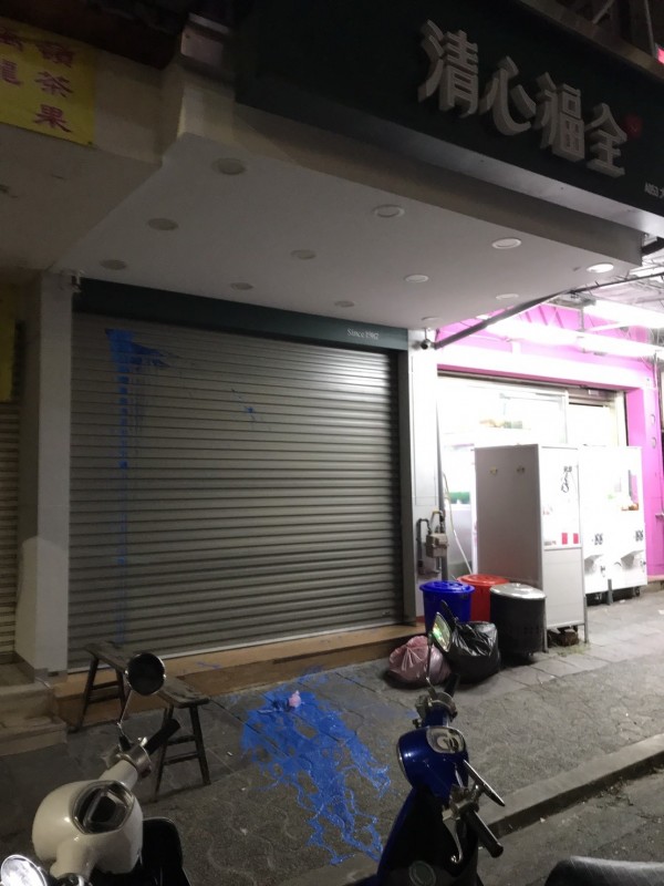 嘉南東區大雅路一間知名連鎖飲料店營業時間就遭惡客上門潑漆。（讀者提供）