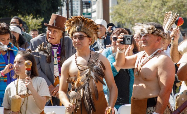 美國加州洛杉磯市昨（8）日首度慶祝「原住民日」（Indigenous Peoples Day），而非傳統的「哥倫布日」（Columbus Day）。（歐新社）