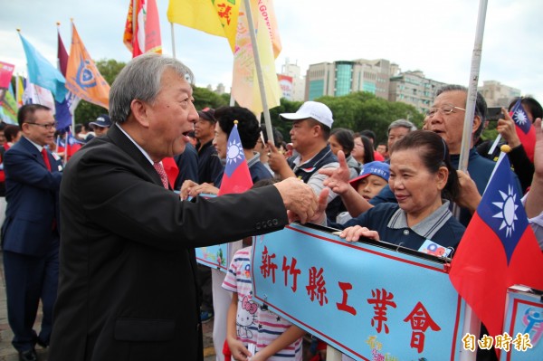 新竹縣長邱鏡淳（左前）議會議長張鎮榮（左後）今天早上一起進場參加國慶升旗典禮。（記者黃美珠攝）