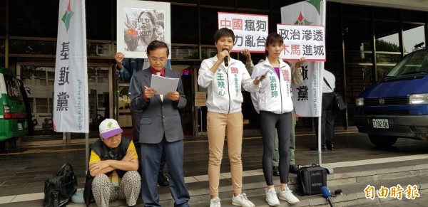 基進黨市議員參選人王映心（右二）、張舒婷（右一）接受莊女（左一）委託，代為遞送民事聲請強制執行狀；律師邱一峰（左二）也到場。（記者溫于德攝）