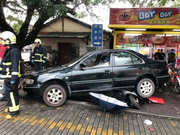 一輛轎車疑暴衝撞倒機車，造成1死3傷。（記者張議晨翻攝）