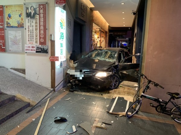 松山區傳嚴重車禍，轎車撞進南京東路四段騎樓。（記者鄭景議翻攝）