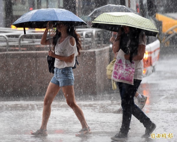 氣象局在晚間9點10分，針對4縣市發布豪雨特報、18縣市強風特報（資料照）