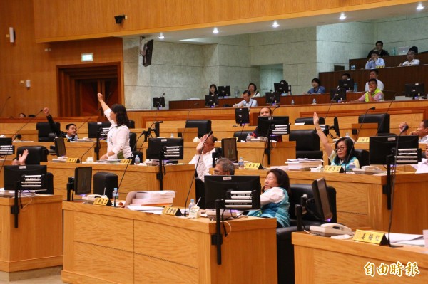 嘉義縣議會經表決，有14位議員贊成保留嘉義縣文化基金會1000萬元預算。（記者林宜樟攝）