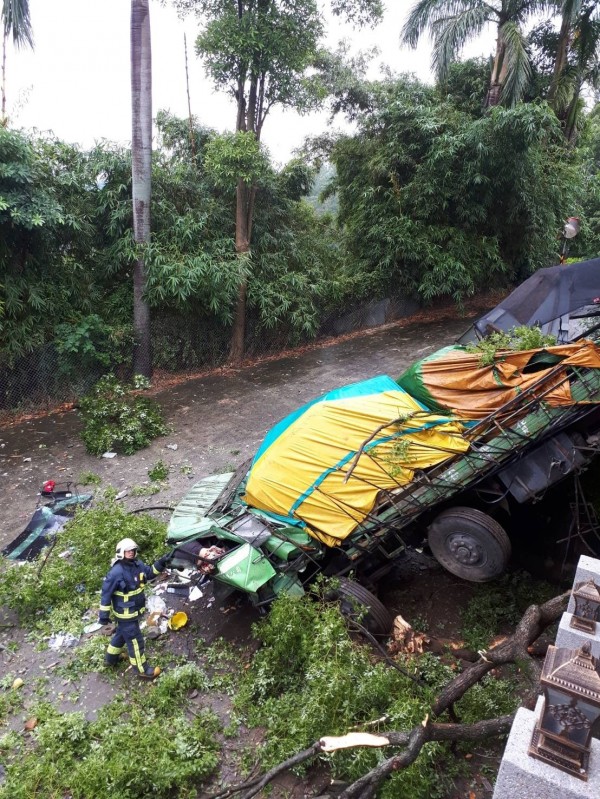 大貨車疑似煞車失靈，衝下邊坡，駕駛受困車內。（記者曾健銘翻攝）