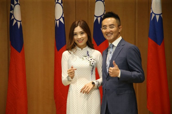 阮秋姮（左）是台灣首位新住民主持人之一，亮麗的外表引起許多討論。（圖片HangTV提供）