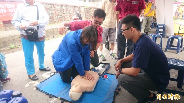 下營消防分隊教民眾學習CPR。（記者楊金城攝）