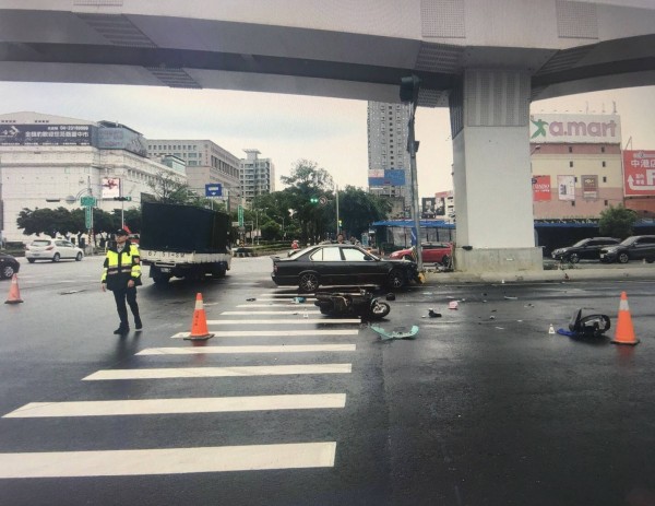 BMW自小客在禁止左轉路口貿然左轉撞上機車。（記者許國楨翻攝）